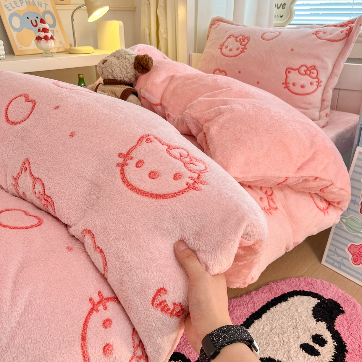 91家纺网 家纺一手货源 找家纺 川悦生活 2025新款立体雪花绒印花四件套学生床系列二场景二 爱心喵喵