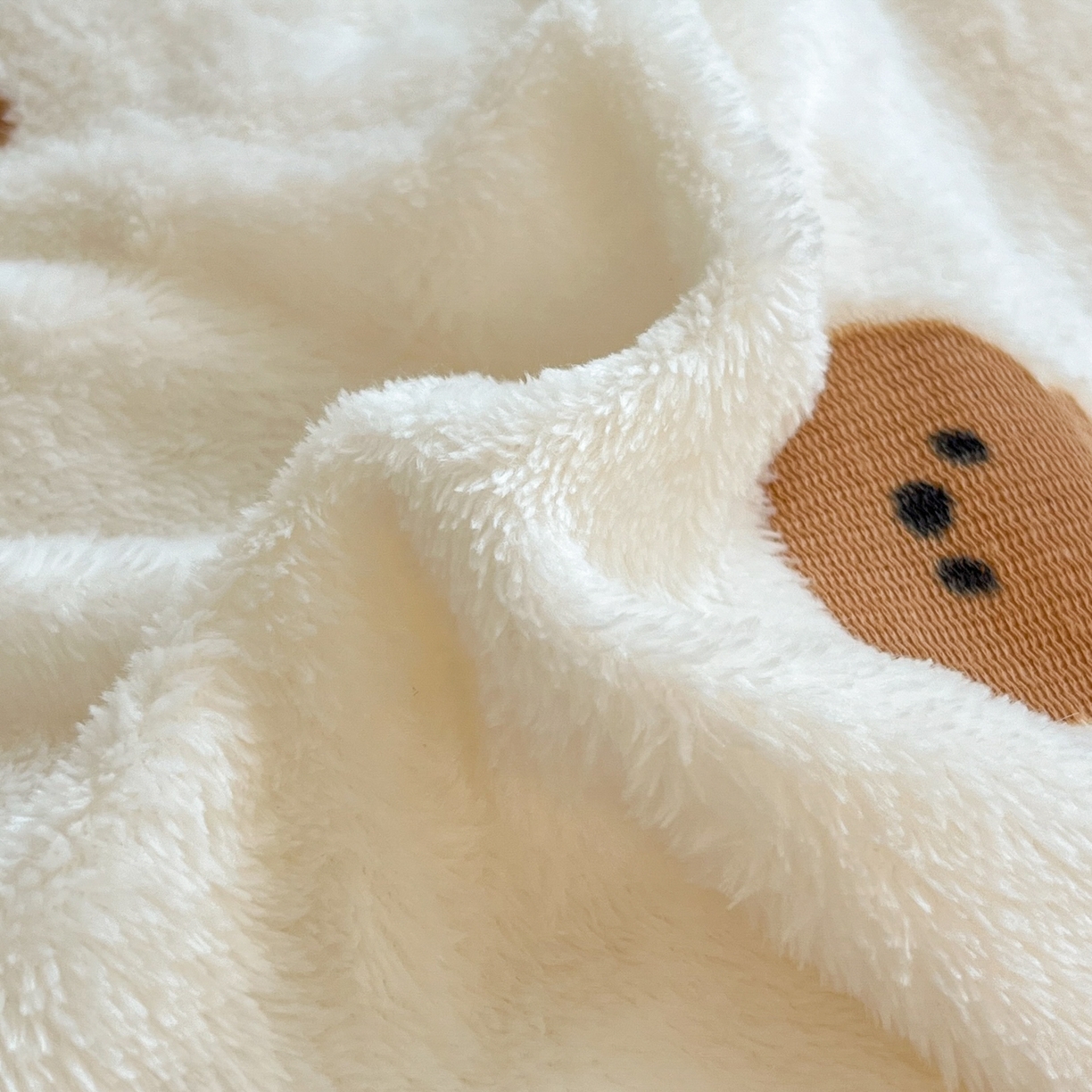 91家纺网 家纺一手货源 找家纺 川悦生活 2025新款立体雪花绒印花四件套学生床系列二场景二 豆奶小熊