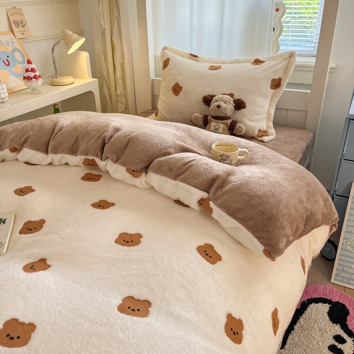 91家纺网 家纺一手货源 找家纺 川悦生活 2025新款立体雪花绒印花四件套学生床系列二场景二 豆奶小熊