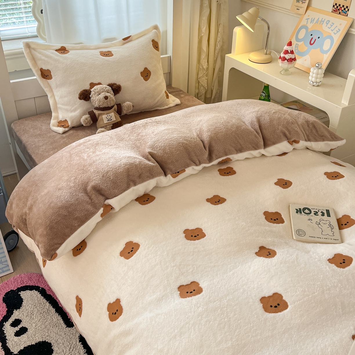 91家纺网 家纺一手货源 找家纺 川悦生活 2025新款立体雪花绒印花四件套学生床系列二场景二 豆奶小熊