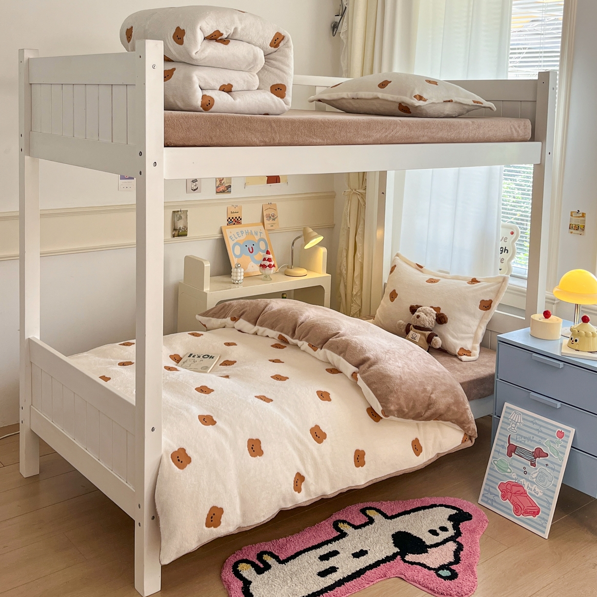 91家纺网 家纺一手货源 找家纺 川悦生活 2025新款立体雪花绒印花四件套学生床系列二场景二 豆奶小熊