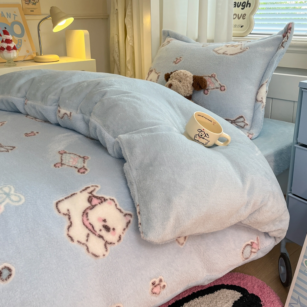 91家纺网 家纺一手货源 找家纺 川悦生活 2025新款立体雪花绒印花四件套学生床系列二场景二 奶蓝小汪蓝