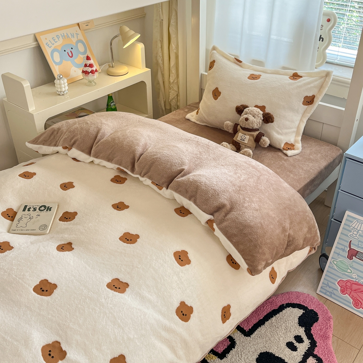 川悦生活 2025新款立体雪花绒印花四件套学生床系列二场景二 豆奶小熊