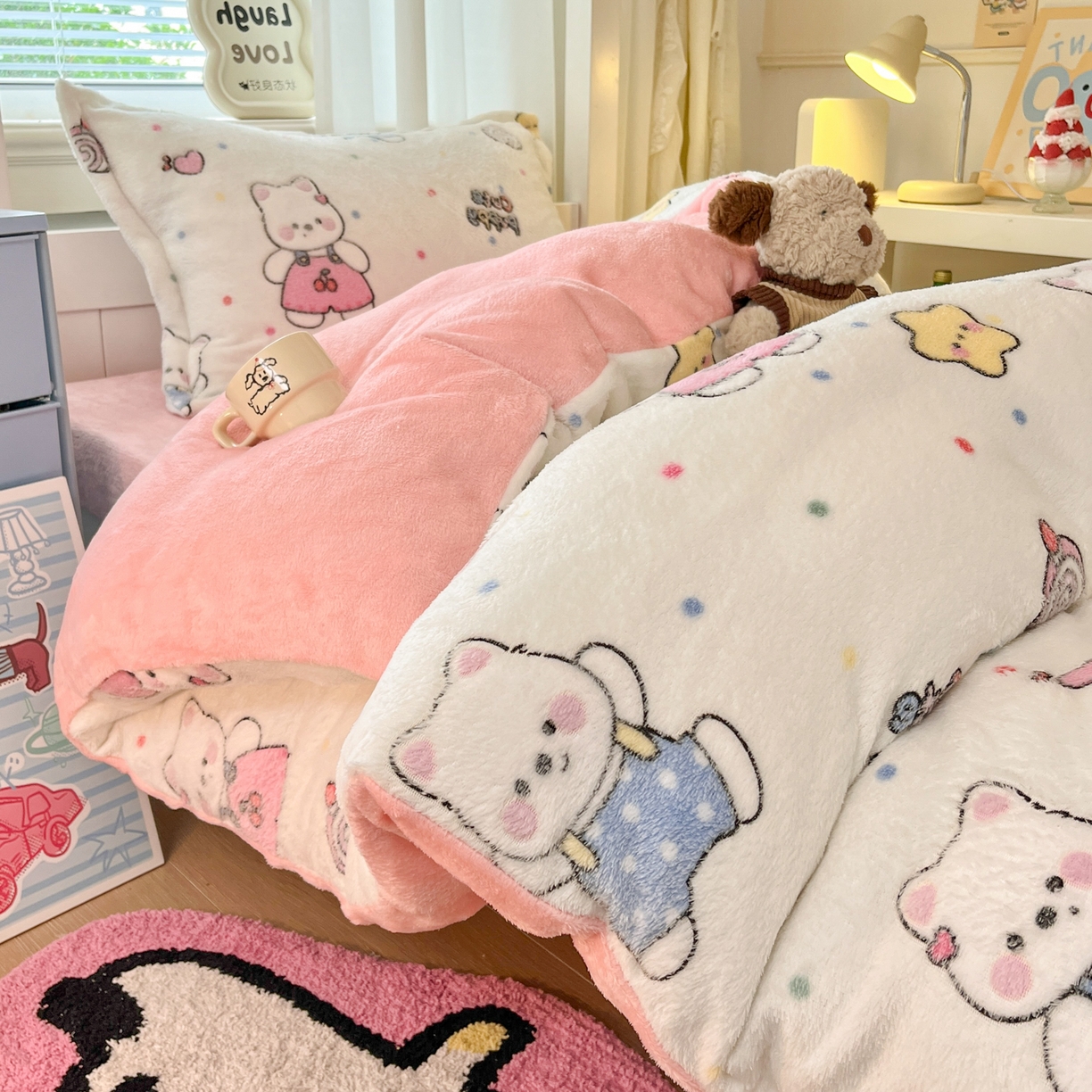 91家纺网 家纺一手货源 找家纺 川悦生活 2025新款立体雪花绒印花四件套学生床系列二场景二 派对西高地