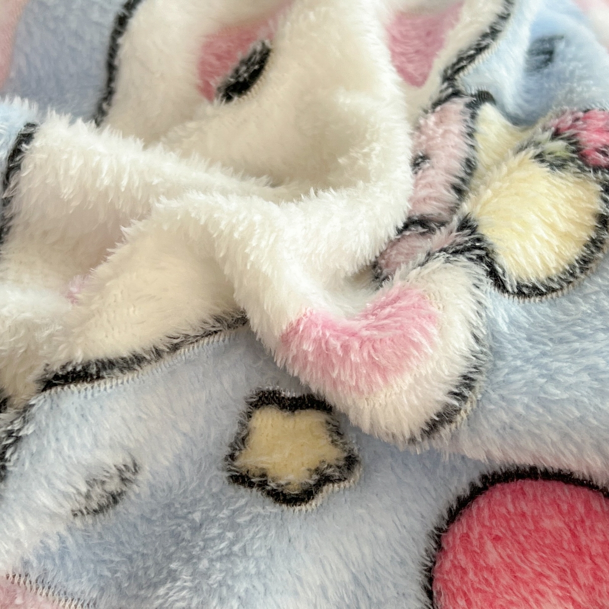 91家纺网 家纺一手货源 找家纺 川悦生活 2025新款立体雪花绒印花四件套学生床系列二场景二 开心小喵