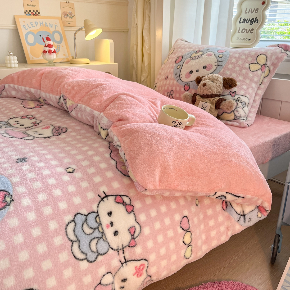 91家纺网 家纺一手货源 找家纺 川悦生活 2025新款立体雪花绒印花四件套学生床系列二场景二 开心小喵