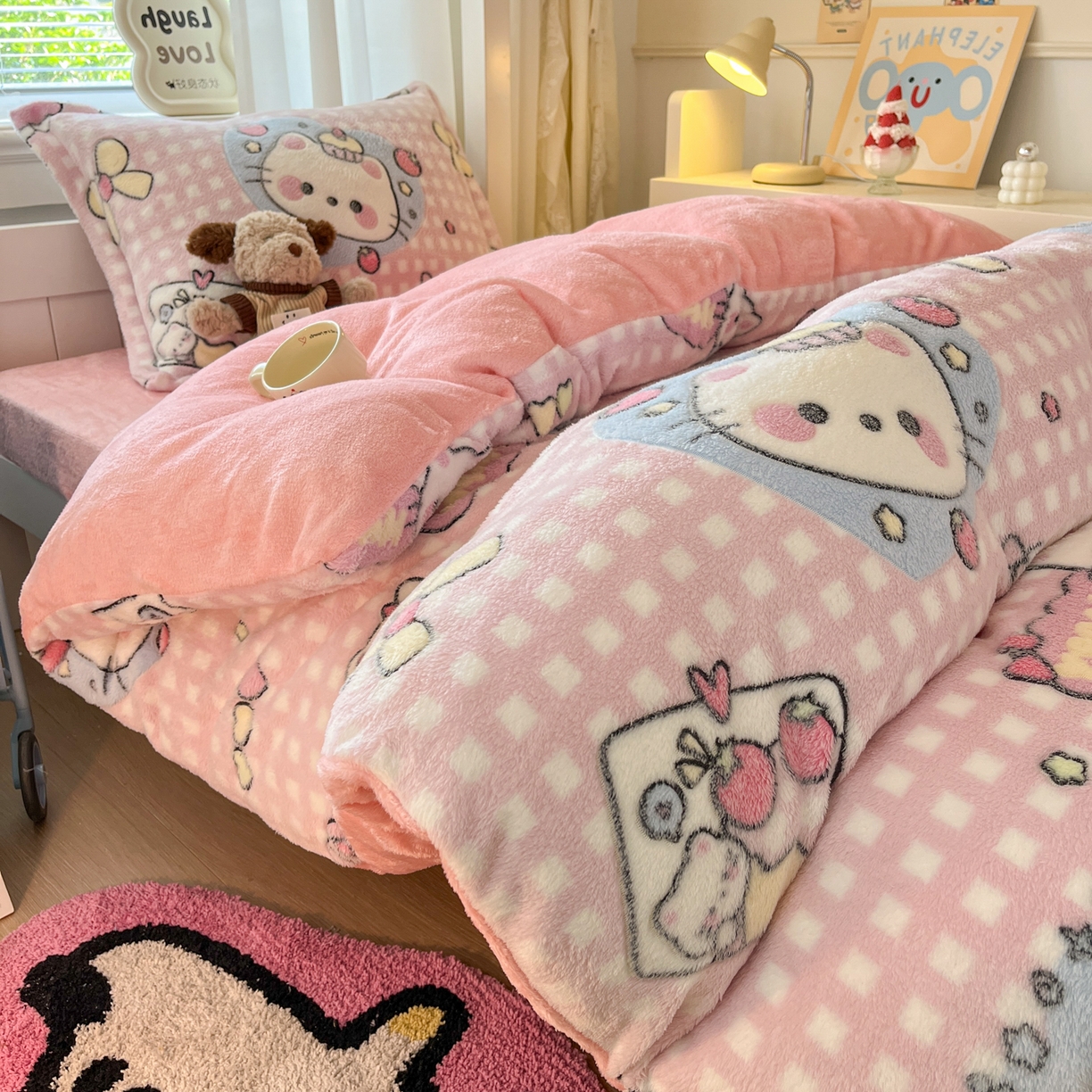 91家纺网 家纺一手货源 找家纺 川悦生活 2025新款立体雪花绒印花四件套学生床系列二场景二 开心小喵