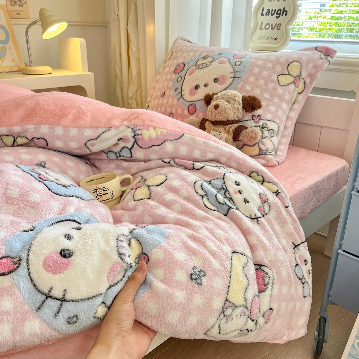 91家纺网 家纺一手货源 找家纺 川悦生活 2025新款立体雪花绒印花四件套学生床系列二场景二 开心小喵