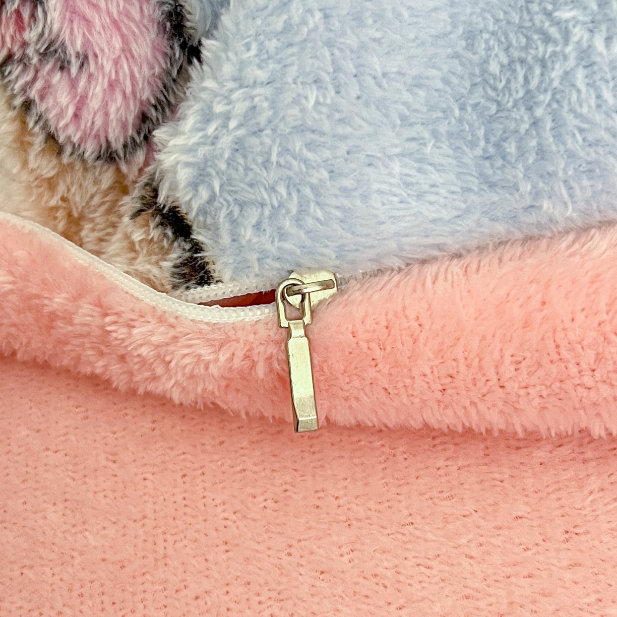 91家纺网 家纺一手货源 找家纺 川悦生活 2025新款立体雪花绒印花四件套学生床系列二场景二 开心小喵