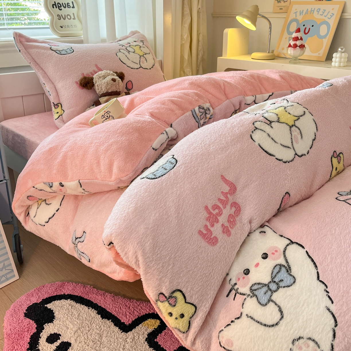 91家纺网 家纺一手货源 找家纺 川悦生活 2025新款立体雪花绒印花四件套学生床系列二场景二 甜梦小猫