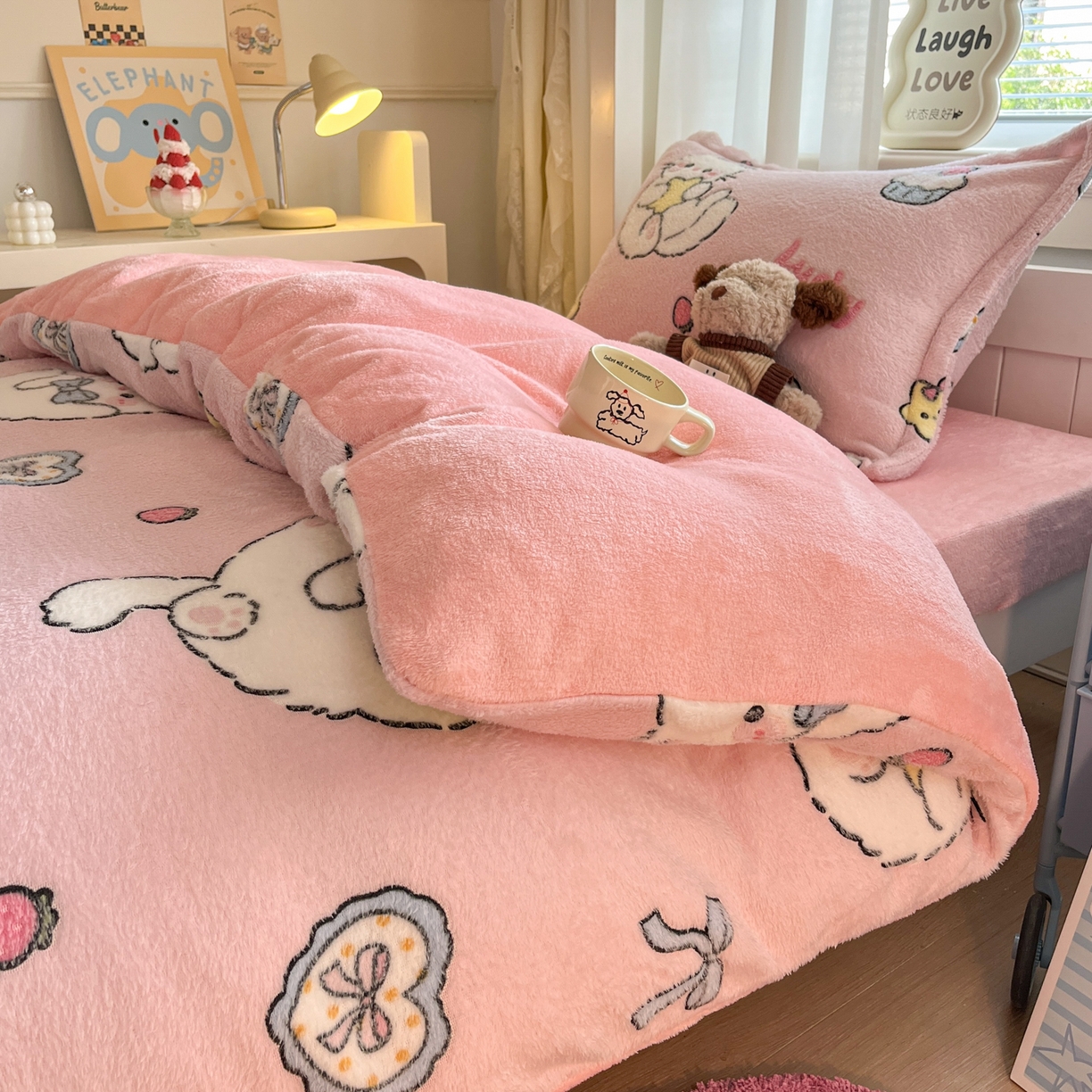 91家纺网 家纺一手货源 找家纺 川悦生活 2025新款立体雪花绒印花四件套学生床系列二场景二 甜梦小猫