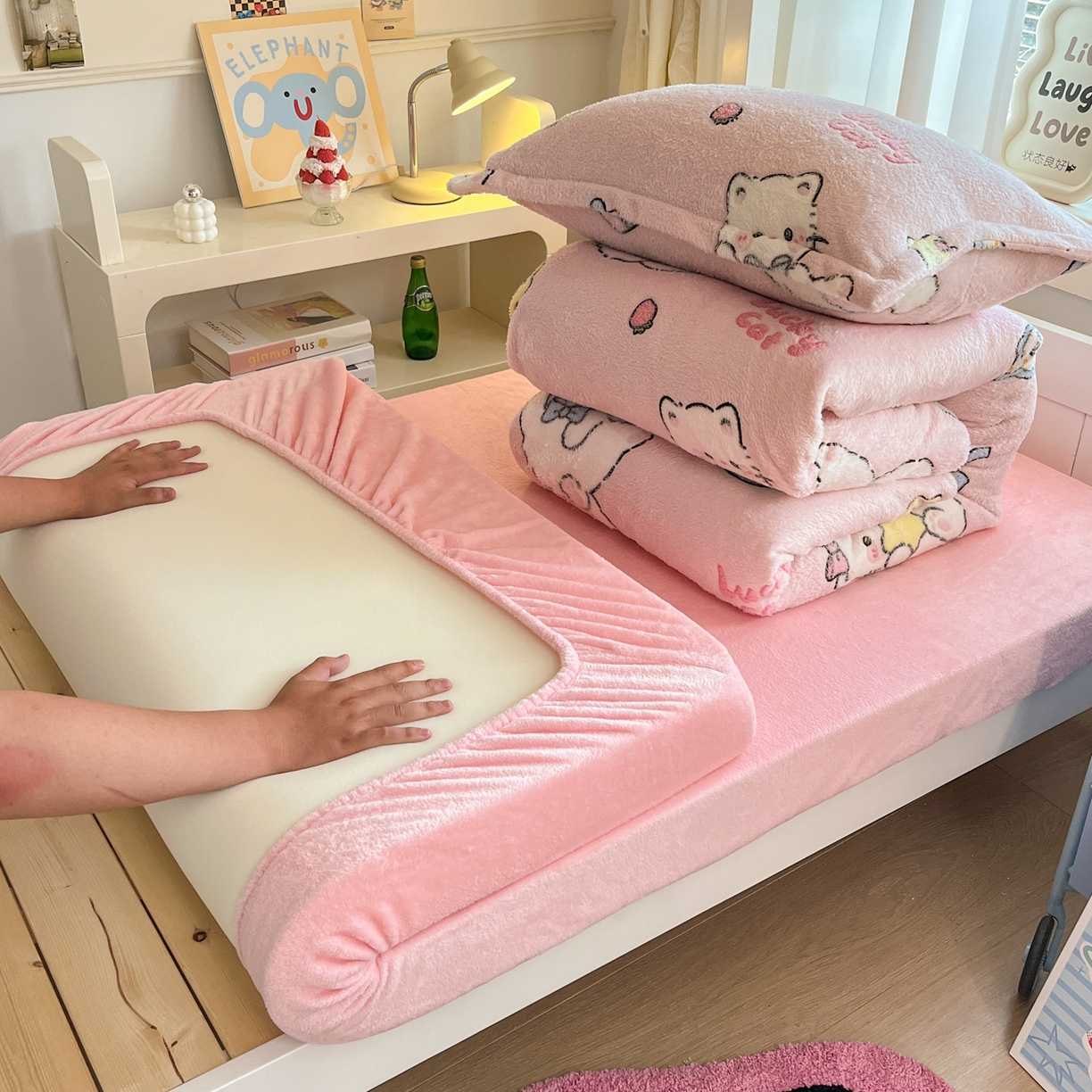 91家纺网 家纺一手货源 找家纺 川悦生活 2025新款立体雪花绒印花四件套学生床系列二场景二 甜梦小猫