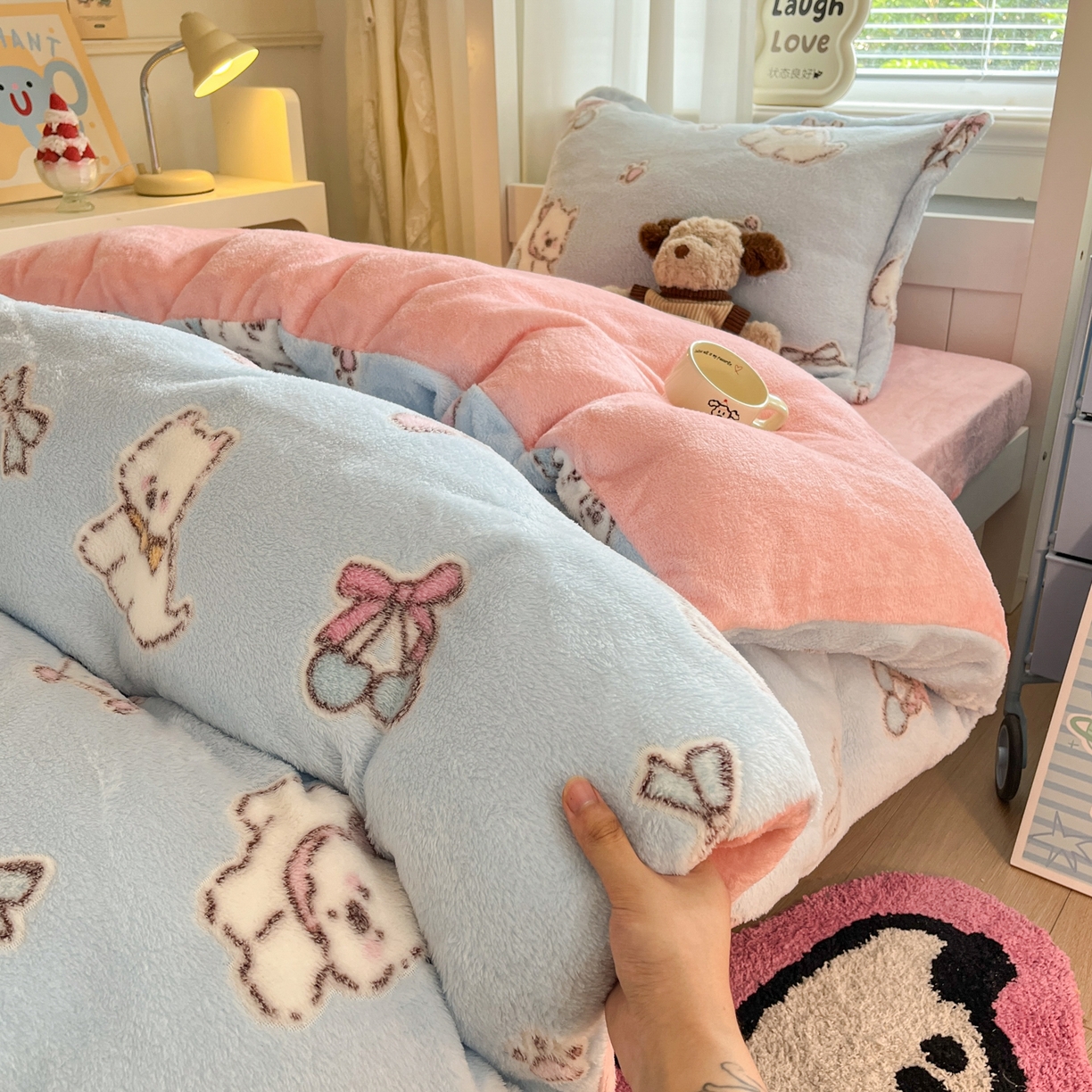 91家纺网 家纺一手货源 找家纺 川悦生活 2025新款立体雪花绒印花四件套学生床系列二场景二 奶蓝小汪粉