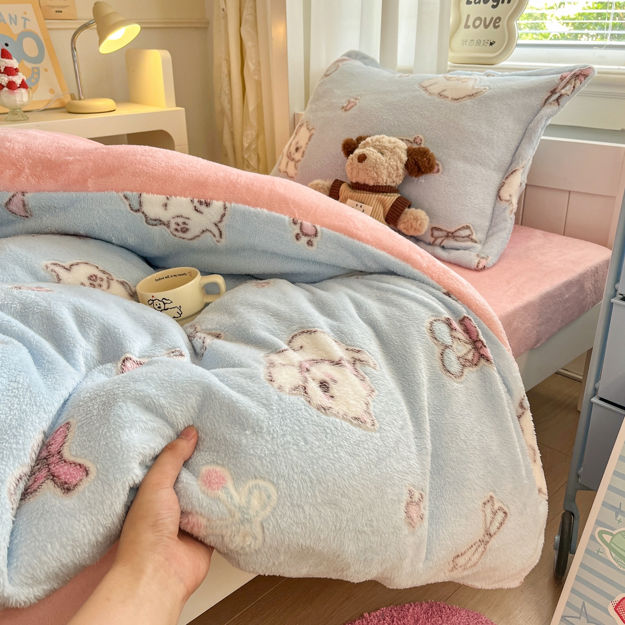 91家纺网 家纺一手货源 找家纺 川悦生活 2025新款立体雪花绒印花四件套学生床系列二场景二 奶蓝小汪粉