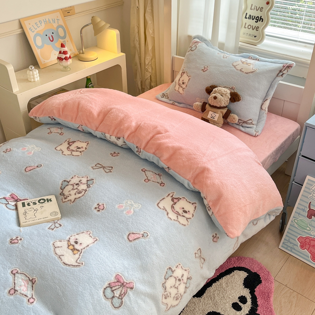 川悦生活 2025新款立体雪花绒印花四件套学生床系列二场景二 奶蓝小汪粉