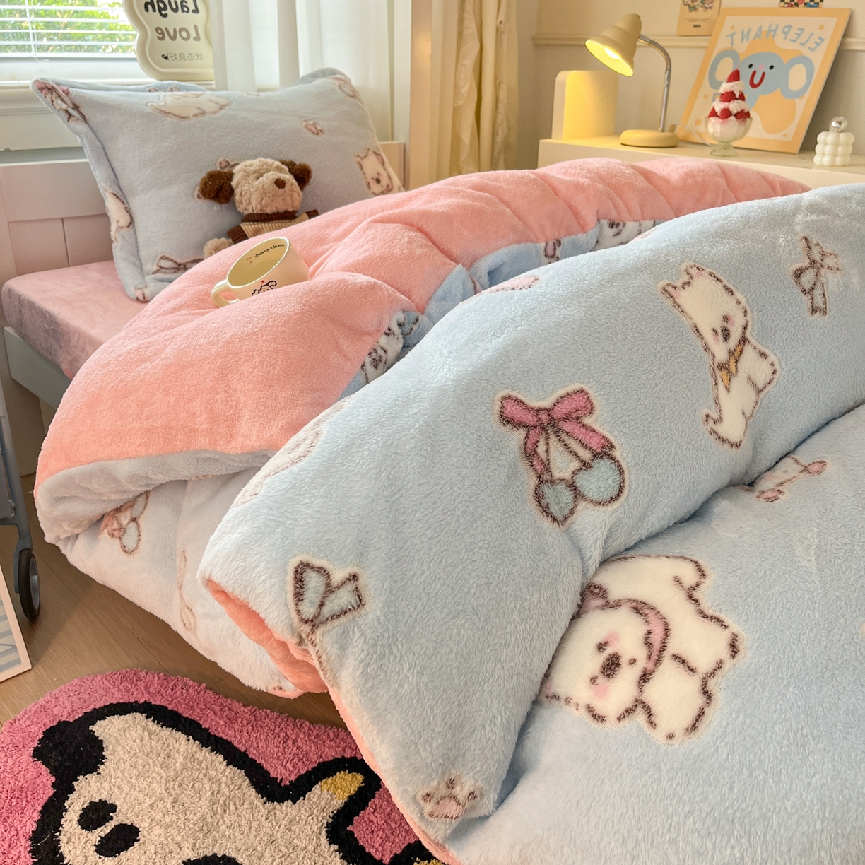 91家纺网 家纺一手货源 找家纺 川悦生活 2025新款立体雪花绒印花四件套学生床系列二场景二 奶蓝小汪粉