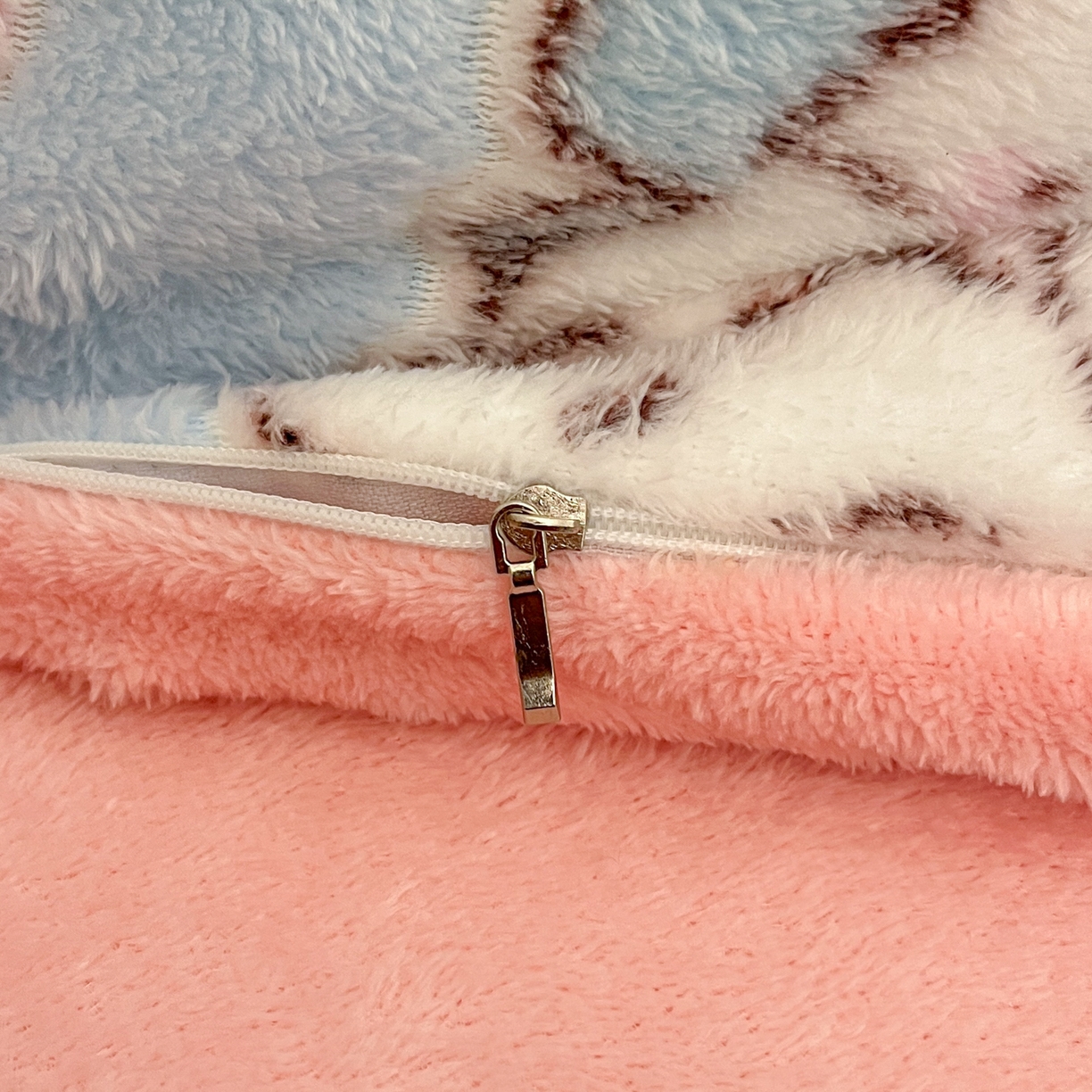 91家纺网 家纺一手货源 找家纺 川悦生活 2025新款立体雪花绒印花四件套学生床系列二场景二 奶蓝小汪粉