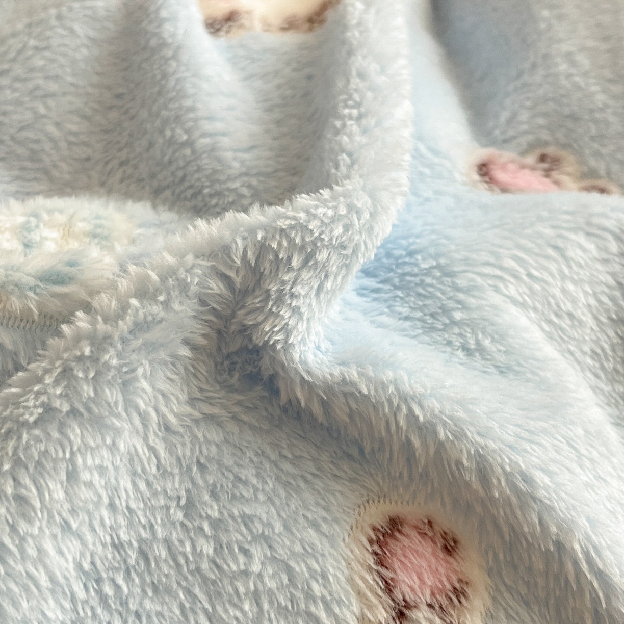 91家纺网 家纺一手货源 找家纺 川悦生活 2025新款立体雪花绒印花四件套学生床系列二场景二 奶蓝小汪粉