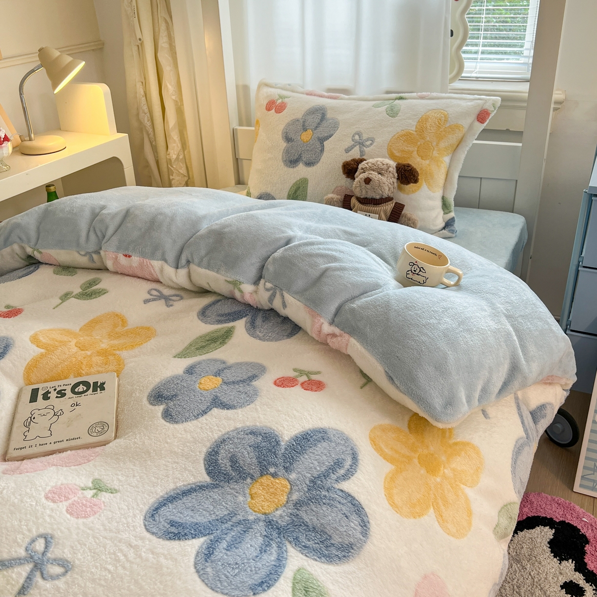 91家纺网 家纺一手货源 找家纺 川悦生活 2025新款立体雪花绒印花四件套学生床系列二场景二 半暖花朵