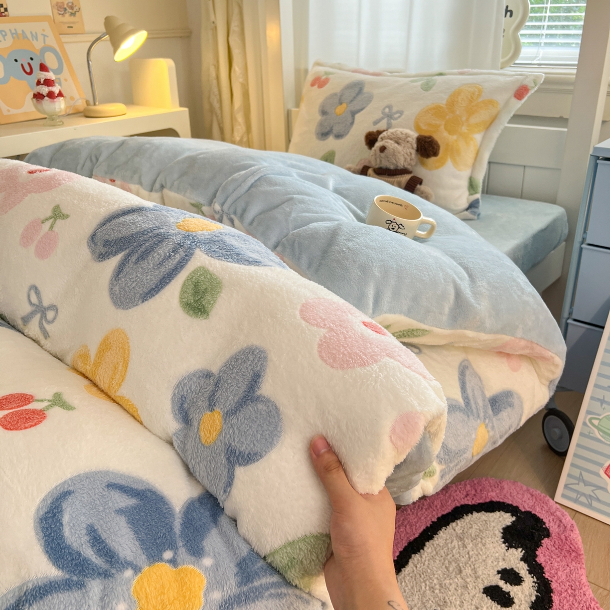 91家纺网 家纺一手货源 找家纺 川悦生活 2025新款立体雪花绒印花四件套学生床系列二场景二 半暖花朵