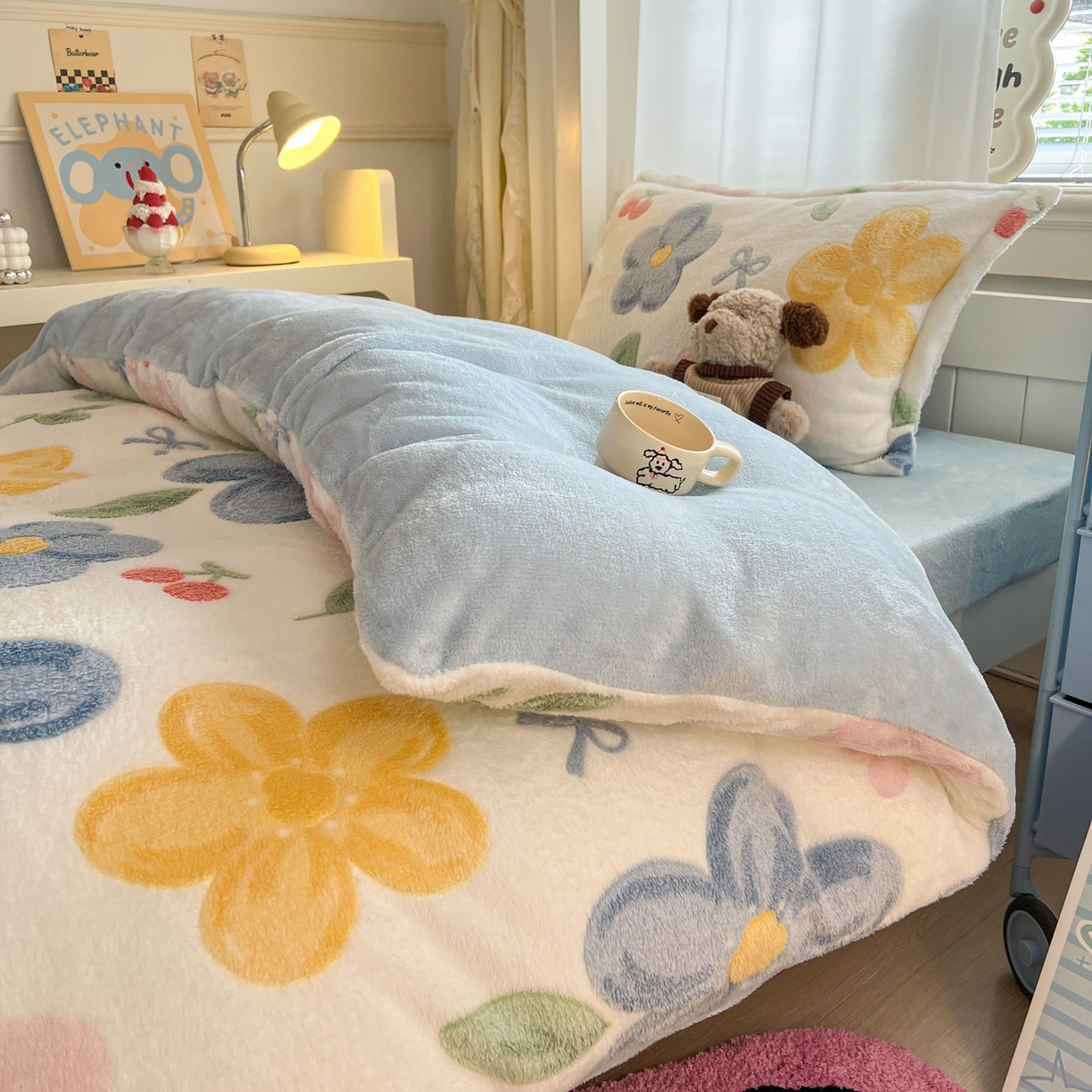 91家纺网 家纺一手货源 找家纺 川悦生活 2025新款立体雪花绒印花四件套学生床系列二场景二 半暖花朵