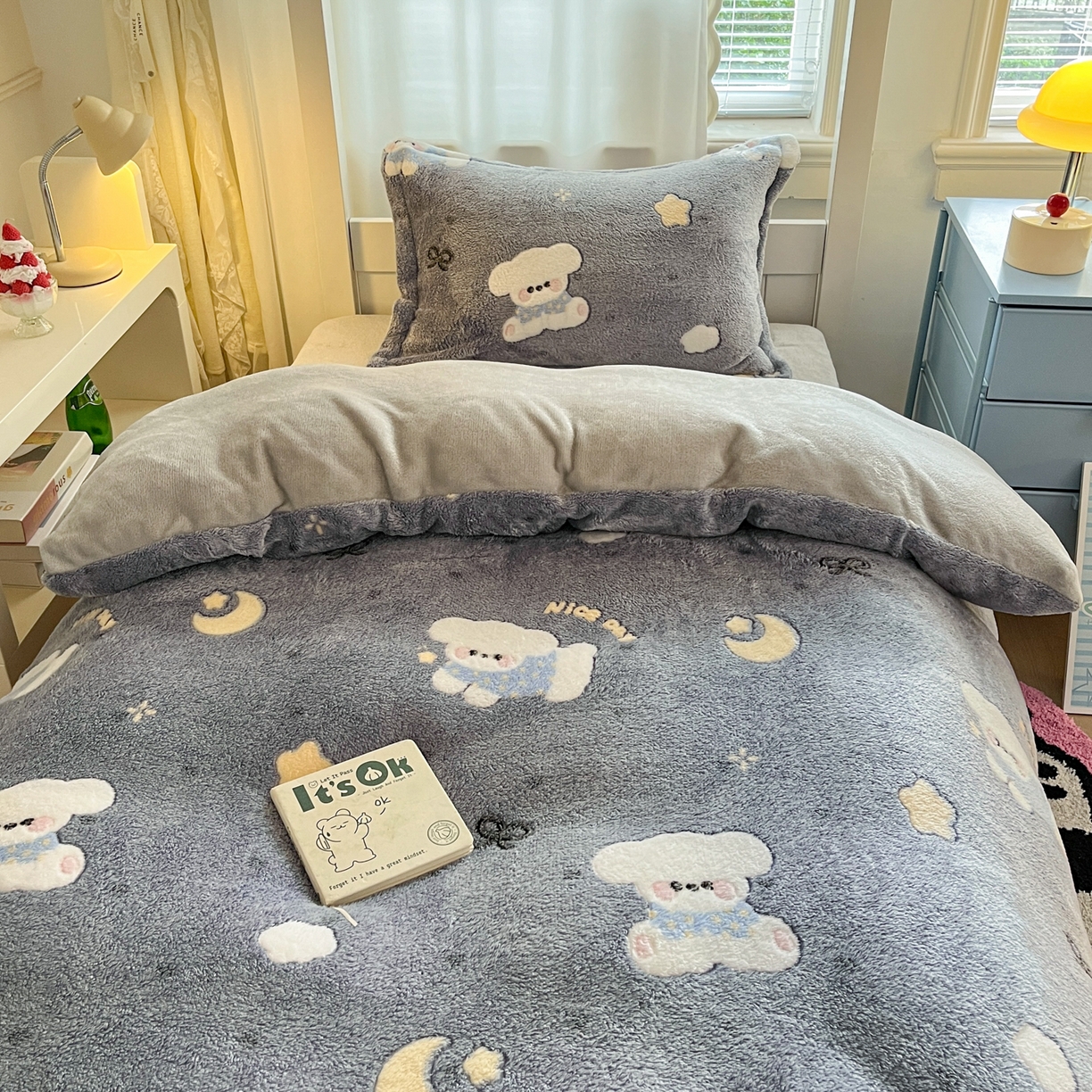 91家纺网 家纺一手货源 找家纺 川悦生活 2025新款立体雪花绒印花四件套学生床系列二场景二 星月小狗-灰