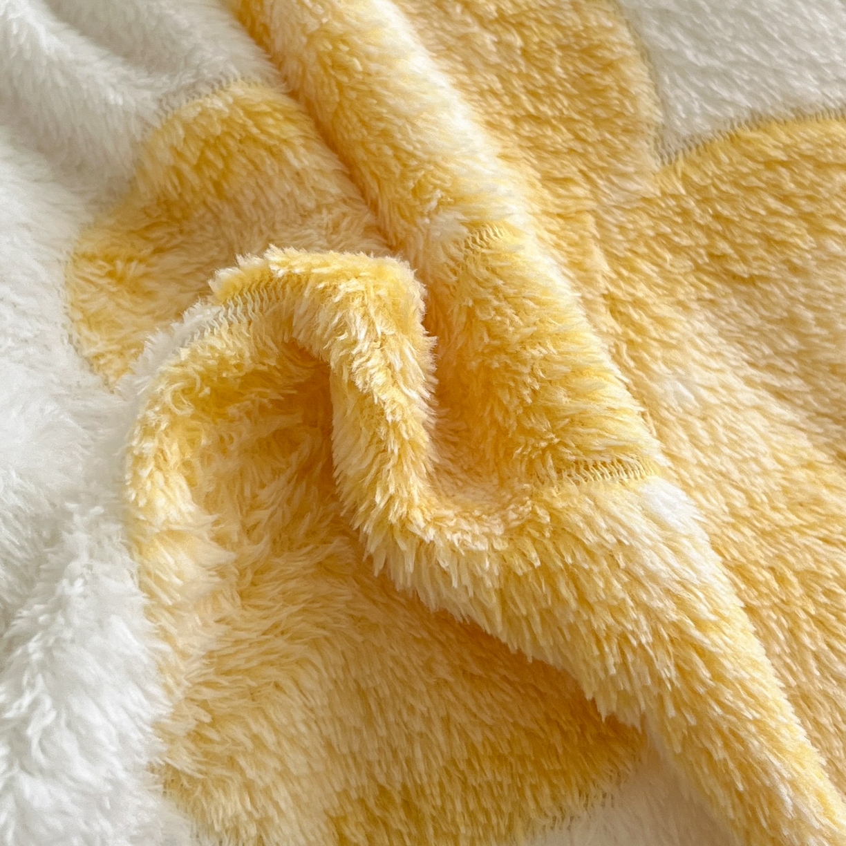 91家纺网 家纺一手货源 找家纺 川悦生活 2025新款立体雪花绒印花四件套学生床系列二场景二 半暖花朵