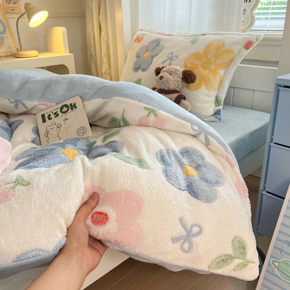 91家纺网 家纺一手货源 找家纺 川悦生活 2025新款立体雪花绒印花四件套学生床系列二场景二 半暖花朵