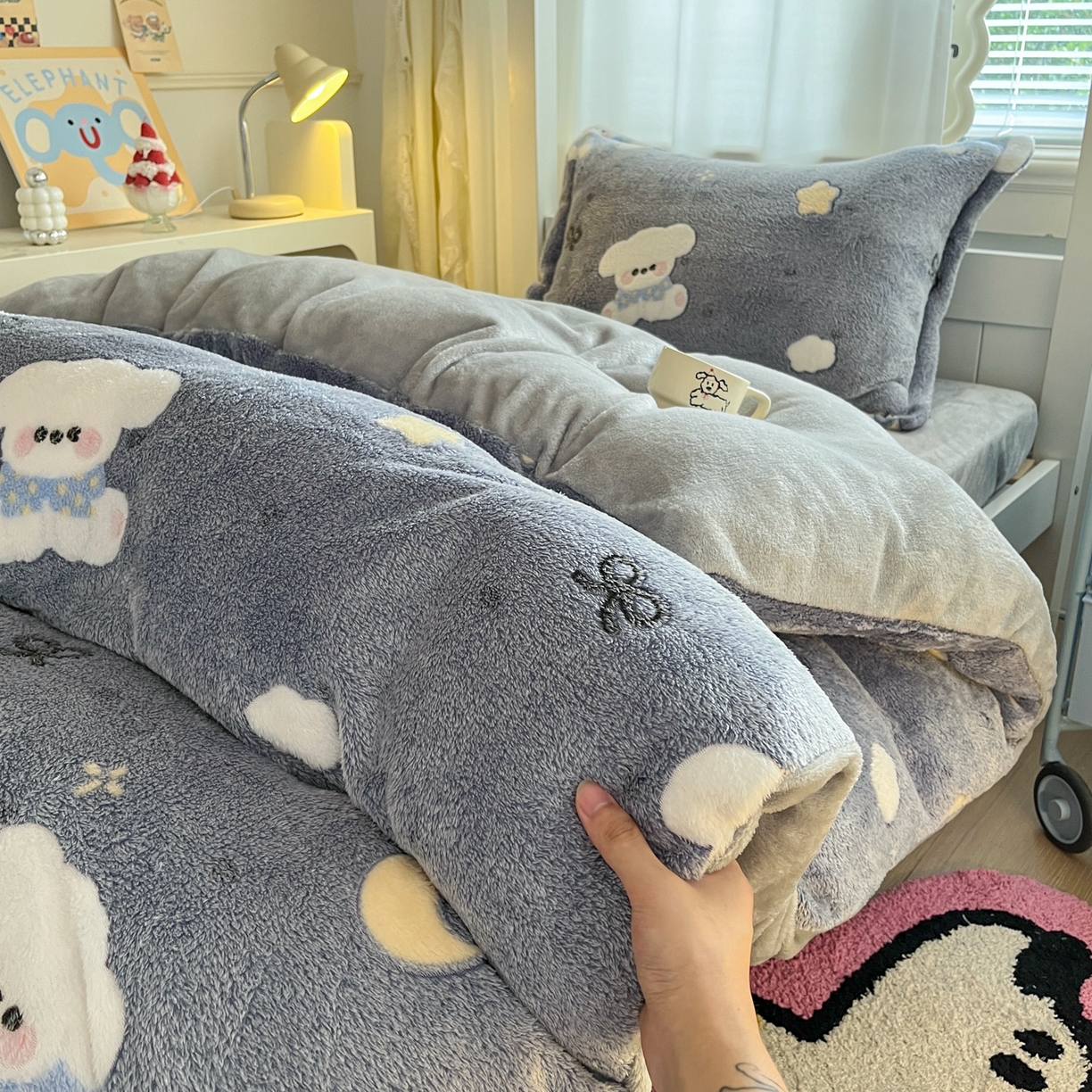 91家纺网 家纺一手货源 找家纺 川悦生活 2025新款立体雪花绒印花四件套学生床系列二场景二 星月小狗-灰