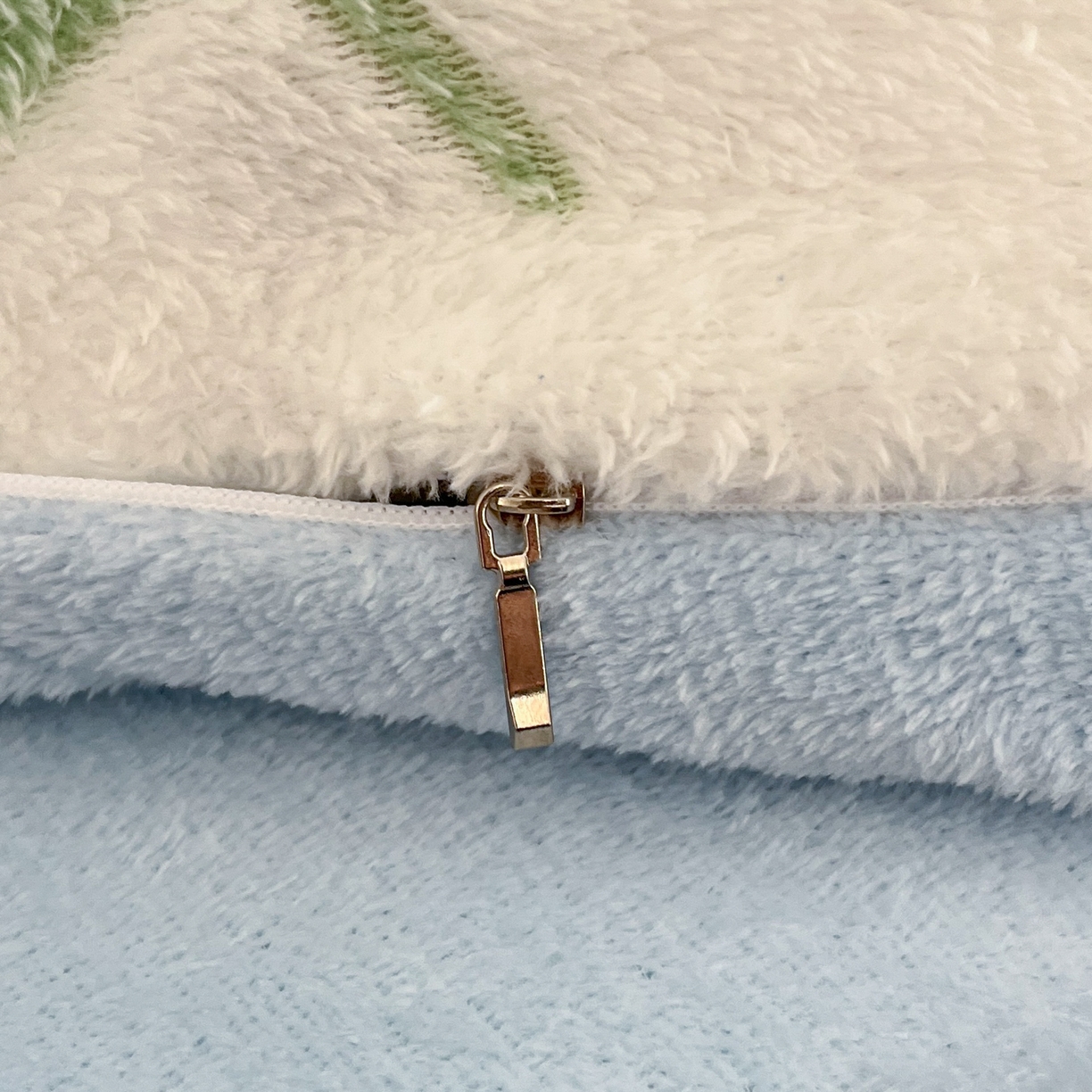 91家纺网 家纺一手货源 找家纺 川悦生活 2025新款立体雪花绒印花四件套学生床系列二场景二 半暖花朵