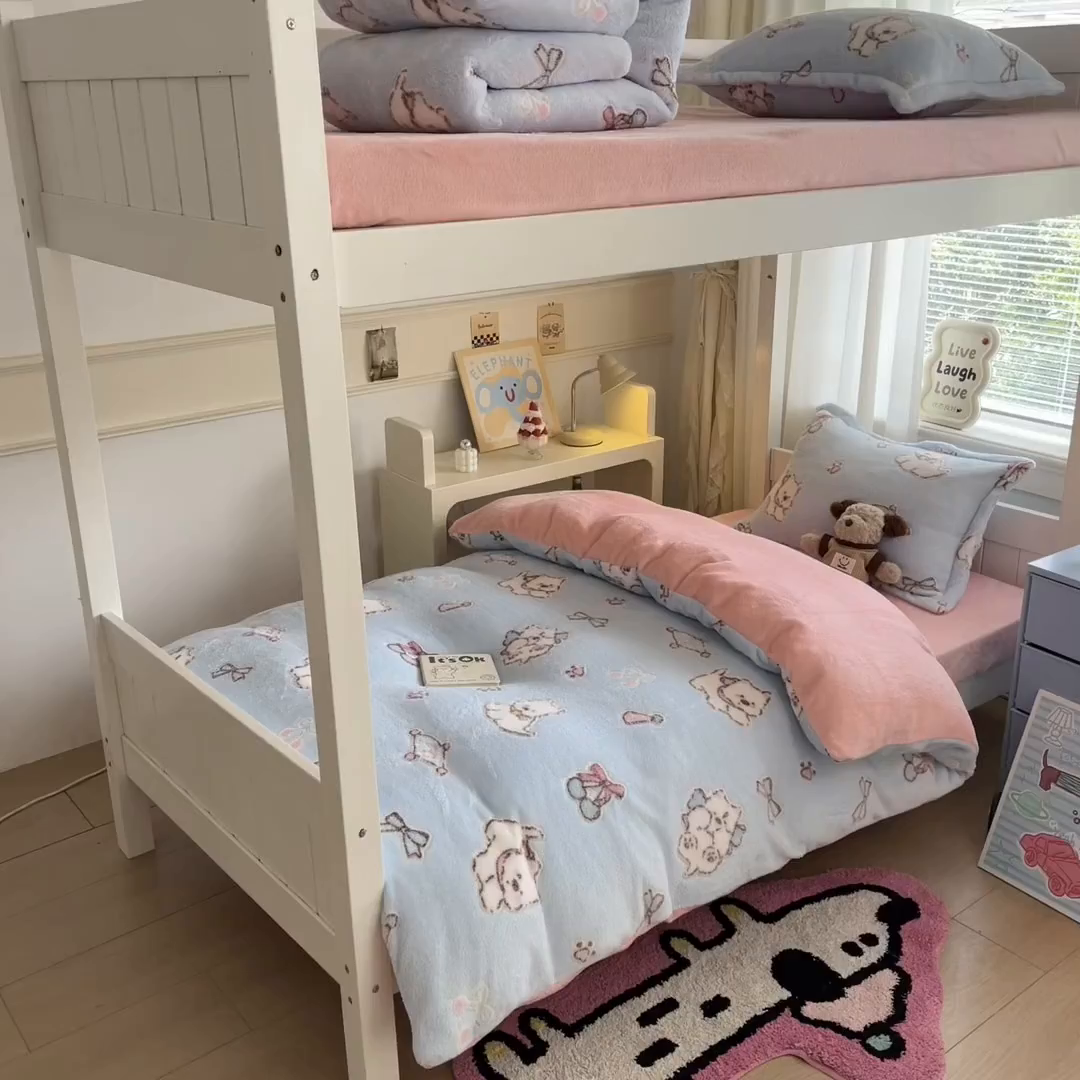 91家纺网 家纺一手货源 找家纺 川悦生活 2025新款立体雪花绒印花四件套学生床系列二场景二 奶蓝小汪粉