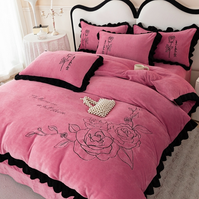 91家纺网 家纺一手货源 找家纺 （总）舒咪欧 2025新款加厚全消光全消光牛奶绒纯色法式刺绣花边款婚庆大红四件套