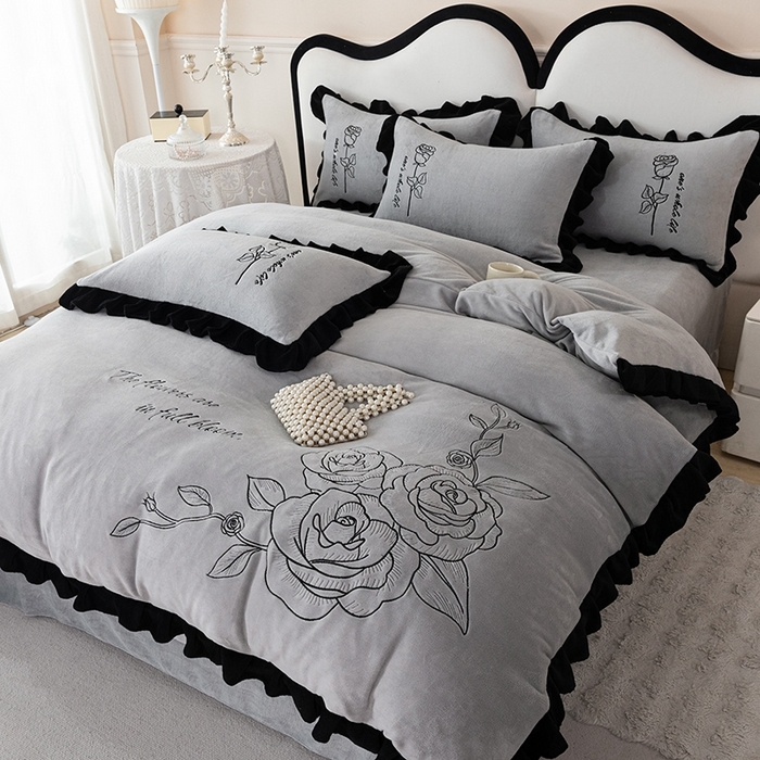 91家纺网 家纺一手货源 找家纺 （总）舒咪欧 2025新款加厚全消光全消光牛奶绒纯色法式刺绣花边款婚庆大红四件套