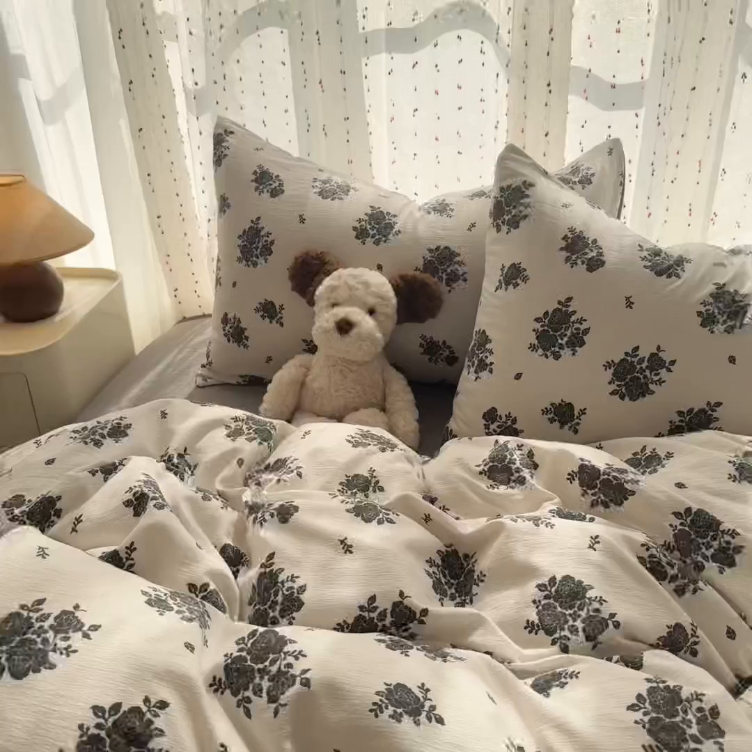 91家纺网 家纺一手货源 找家纺 艾特你 2025新款云感双层纱卡通萌趣四件套 遇见-华尔兹