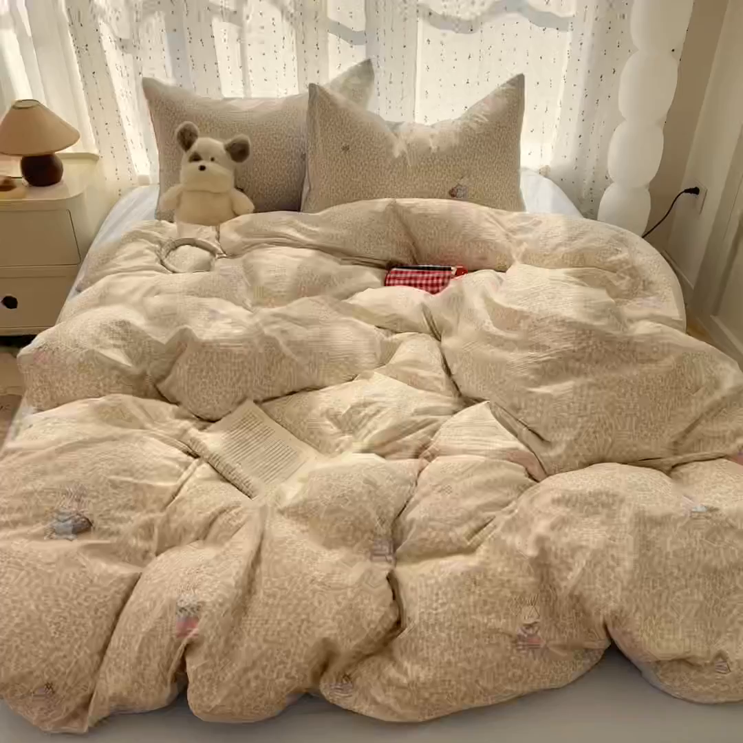 91家纺网 家纺一手货源 找家纺 艾特你 2025新款云感双层纱卡通萌趣四件套 遇见-樱桃小兔