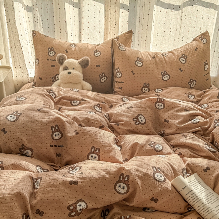 91家纺网 家纺一手货源 找家纺 艾特你 2025新款云感双层纱卡通萌趣四件套 遇见-咖啡布布