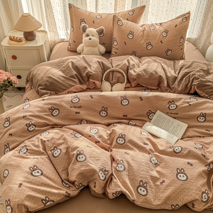 91家纺网 家纺一手货源 找家纺 艾特你 2025新款云感双层纱卡通萌趣四件套 遇见-咖啡布布