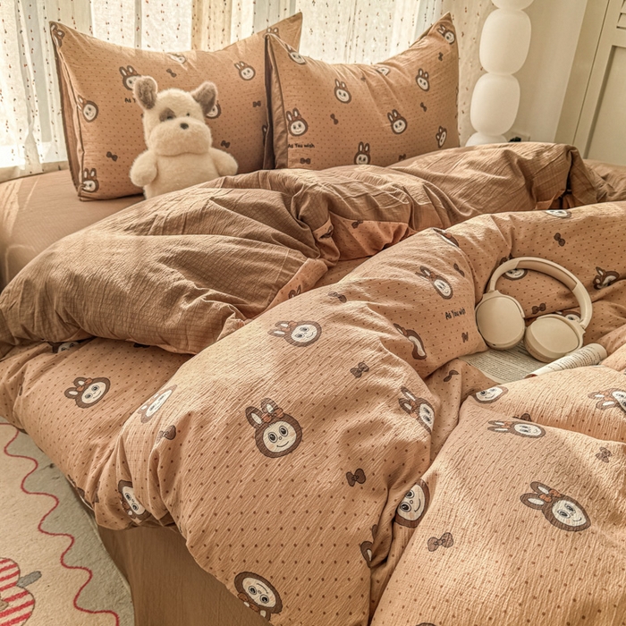 91家纺网 家纺一手货源 找家纺 艾特你 2025新款云感双层纱卡通萌趣四件套 遇见-咖啡布布