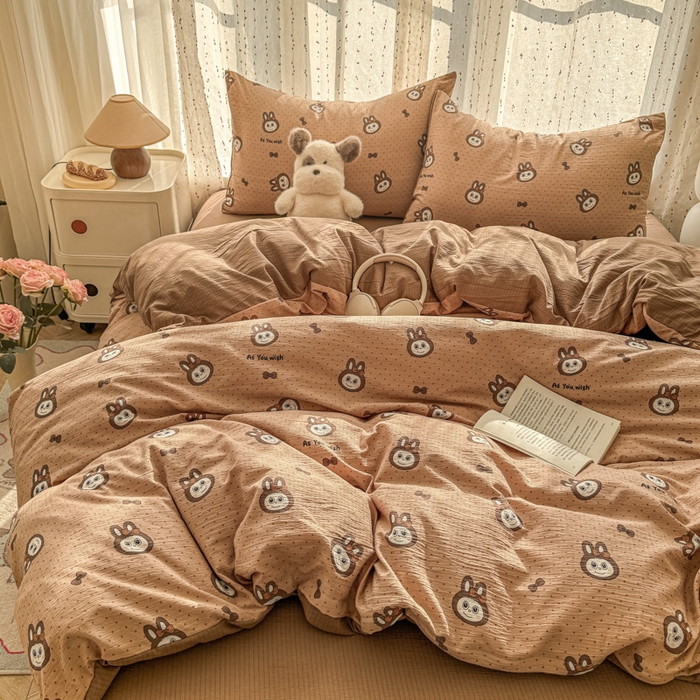 91家纺网 家纺一手货源 找家纺 艾特你 2025新款云感双层纱卡通萌趣四件套 遇见-咖啡布布