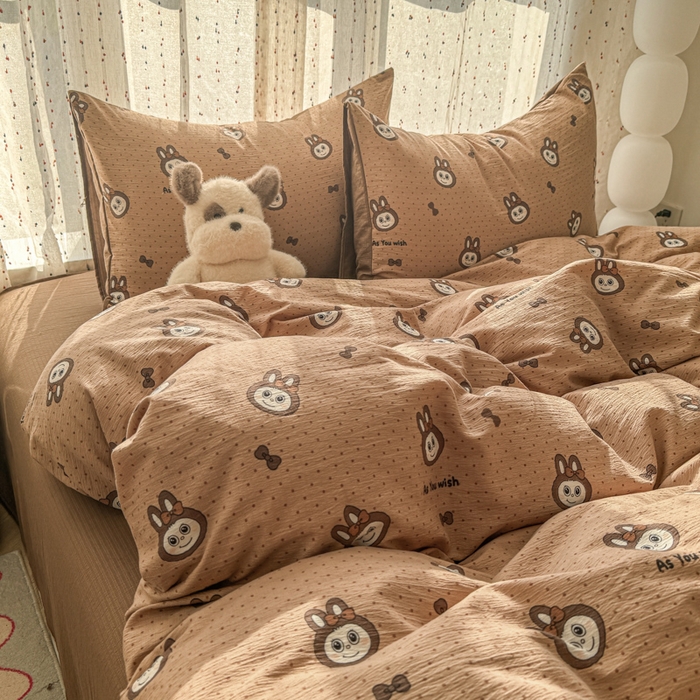 91家纺网 家纺一手货源 找家纺 艾特你 2025新款云感双层纱卡通萌趣四件套 遇见-咖啡布布