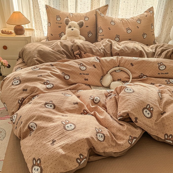 91家纺网 家纺一手货源 找家纺 艾特你 2025新款云感双层纱卡通萌趣四件套 遇见-咖啡布布