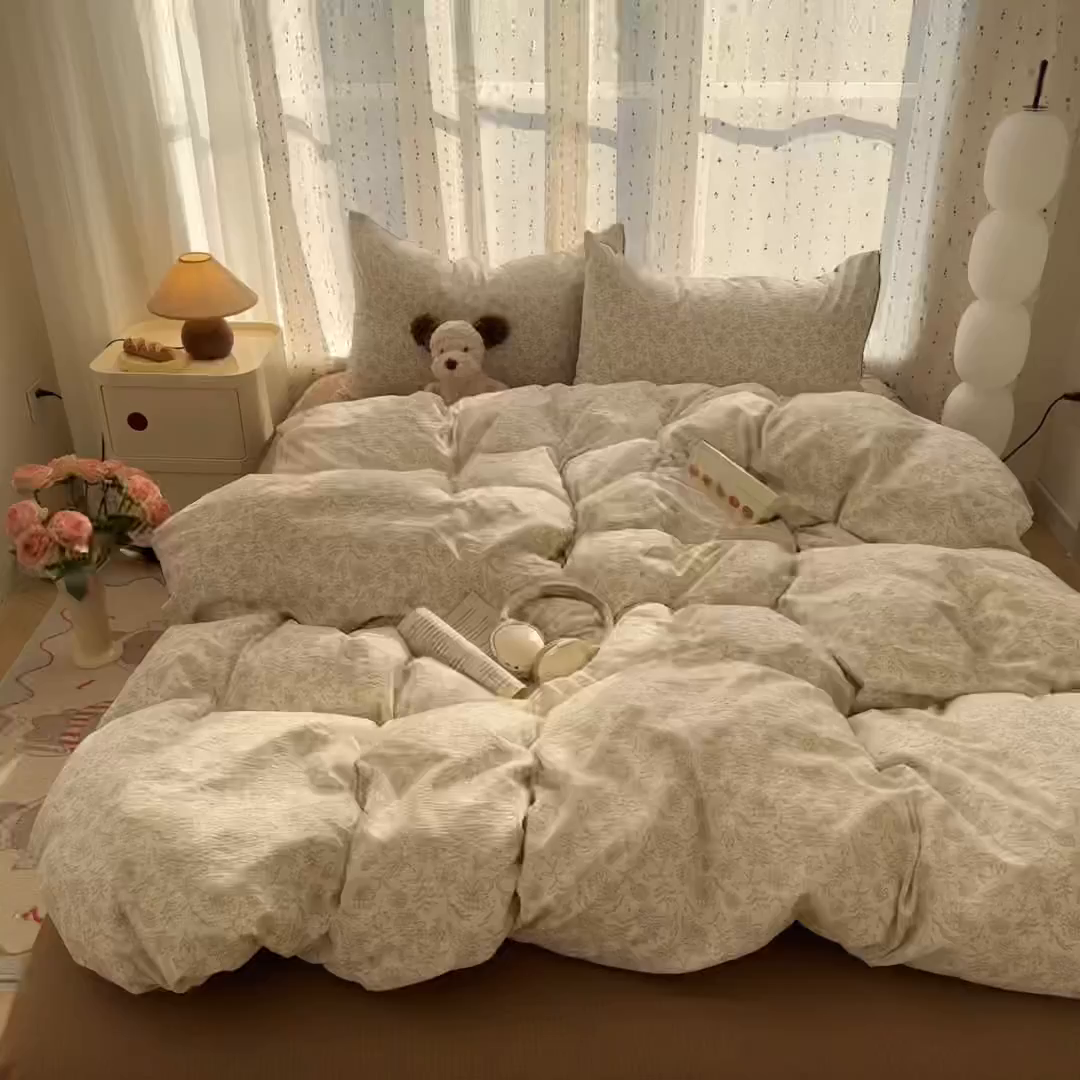 91家纺网 家纺一手货源 找家纺 艾特你 2025新款云感双层纱卡通萌趣四件套 遇见-长青藤