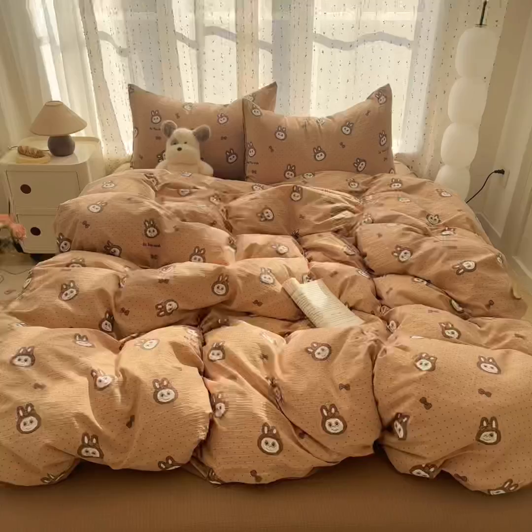 91家纺网 家纺一手货源 找家纺 艾特你 2025新款云感双层纱卡通萌趣四件套 遇见-咖啡布布