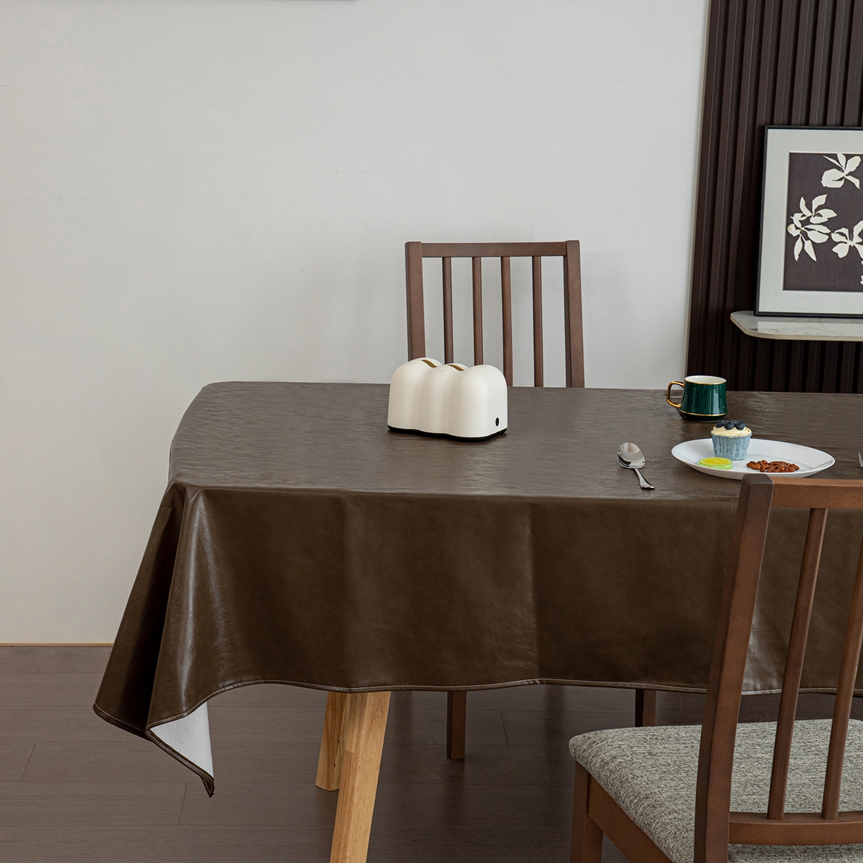 91家纺网 家纺一手货源 找家纺 沐沐家纺 2026新款油蜡皮桌布 棕色