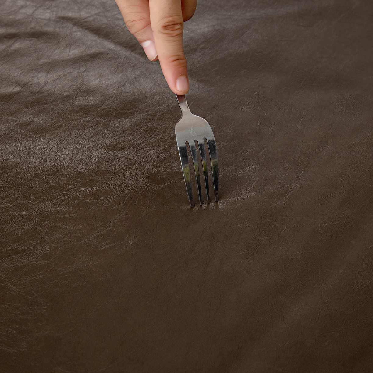 91家纺网 家纺一手货源 找家纺 沐沐家纺 2026新款油蜡皮桌布 棕色