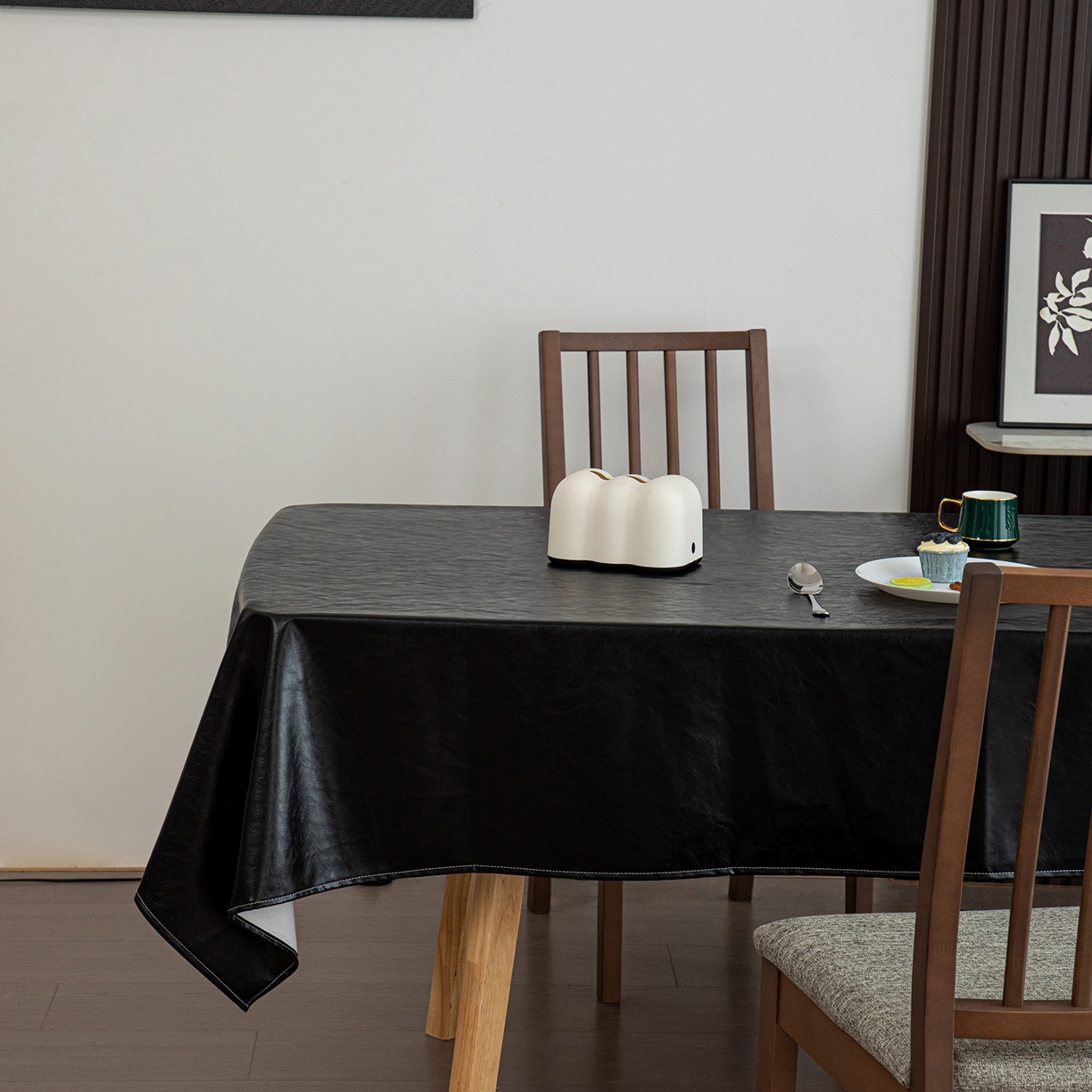 91家纺网 家纺一手货源 找家纺 沐沐家纺 2026新款油蜡皮桌布 黑色