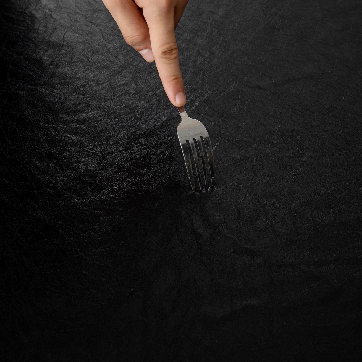 91家纺网 家纺一手货源 找家纺 沐沐家纺 2026新款油蜡皮桌布 黑色