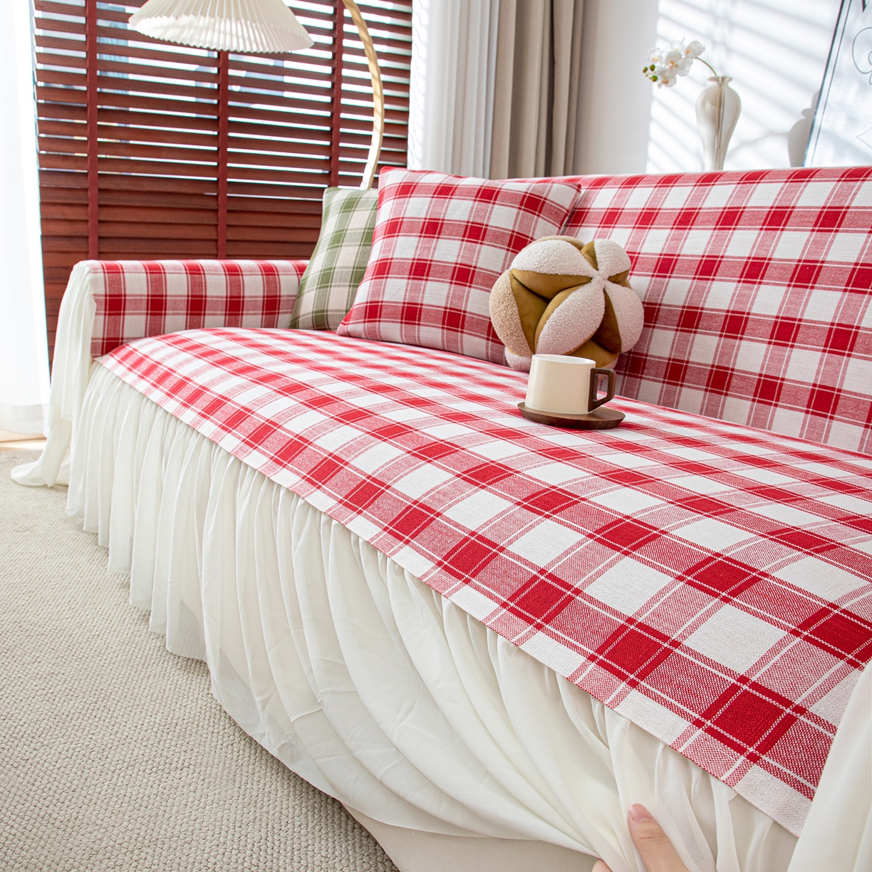 91家纺网 家纺一手货源 找家纺 沐沐家纺 2026新款棋格裙边沙发巾 红棋格