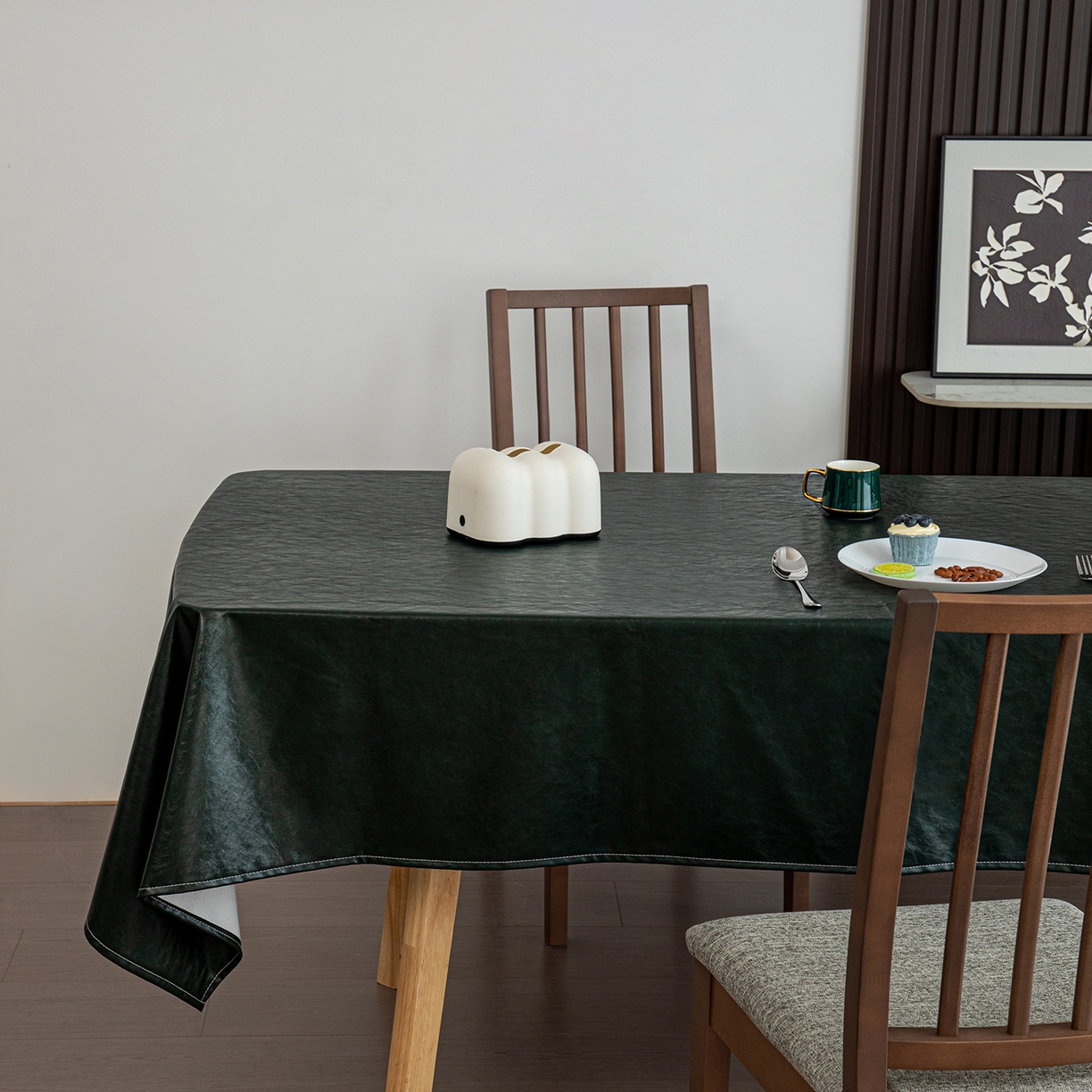 91家纺网 家纺一手货源 找家纺 沐沐家纺 2026新款油蜡皮桌布 墨绿