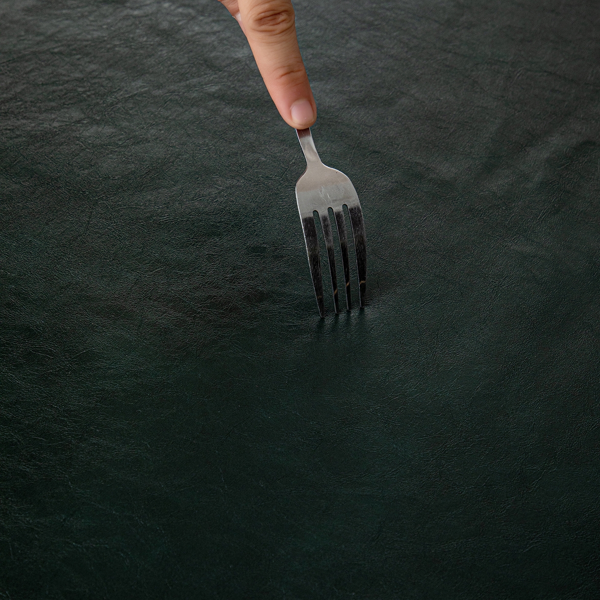 91家纺网 家纺一手货源 找家纺 沐沐家纺 2026新款油蜡皮桌布 墨绿